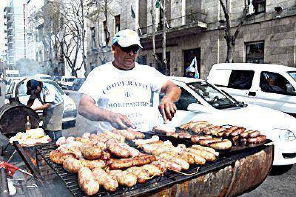 El Concejo, sin consenso para regular la venta de choripanes