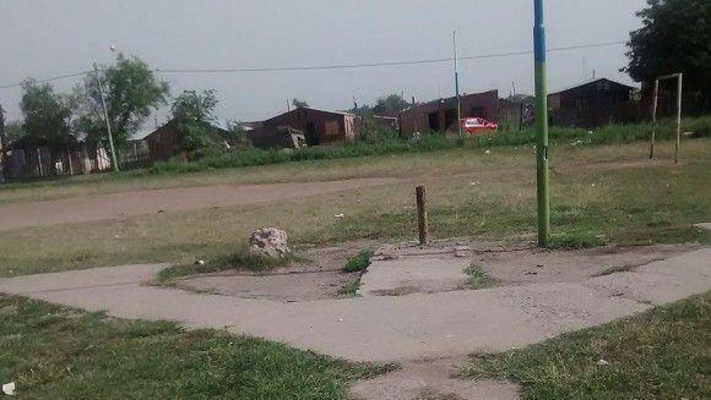 Vecinos reclaman al Intendente Amaya por el total abandono de la plaza Amado Juri