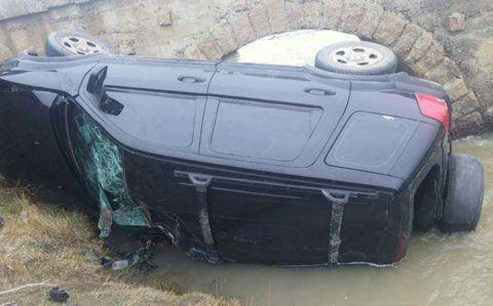 Se accidentaron en el r�o y la madre pidi� que la �dejen ah�