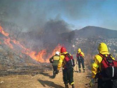 Incendios descontrolados en los accesos a la ciudad