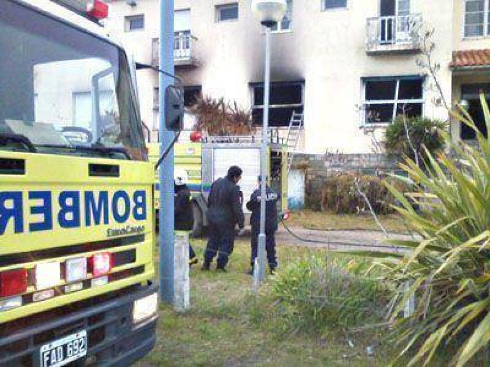 Ardi� la Casa del Deportista e investigan causas del incendio