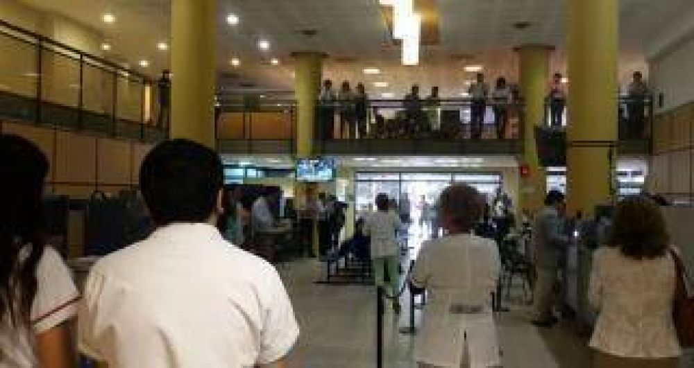 Empleados de ASUNT protestan contra el Directorio