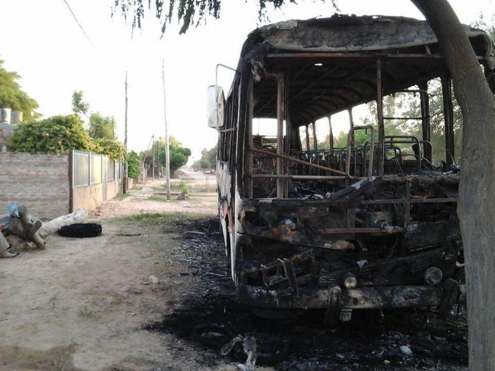 El intendente de Juarez Cristino Mendoza mand� quemar un colectivo de Pachaga Naciff