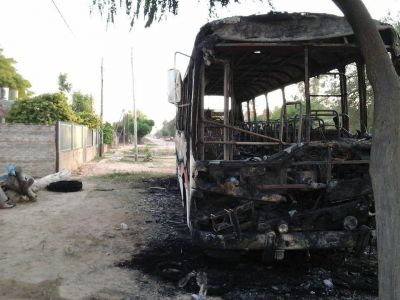 El intendente de Juarez Cristino Mendoza mand� quemar un colectivo de Pachaga Naciff