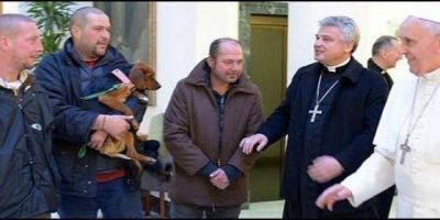 Francisco visit� a las 30 personas sin hogar que se alojan en el albergue inaugurado en el Vaticano