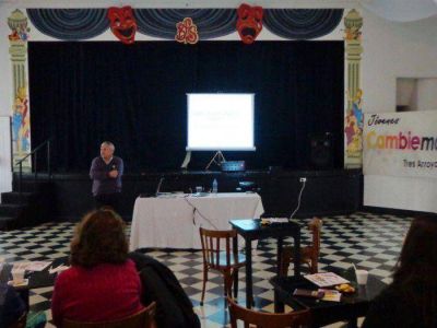 Desarrollaron charla sobre educaci�n p�blica en la Sarmiento 