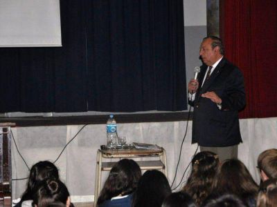 S�nchez disert� ante alumnos de Nuestra Se�ora de Luj�n