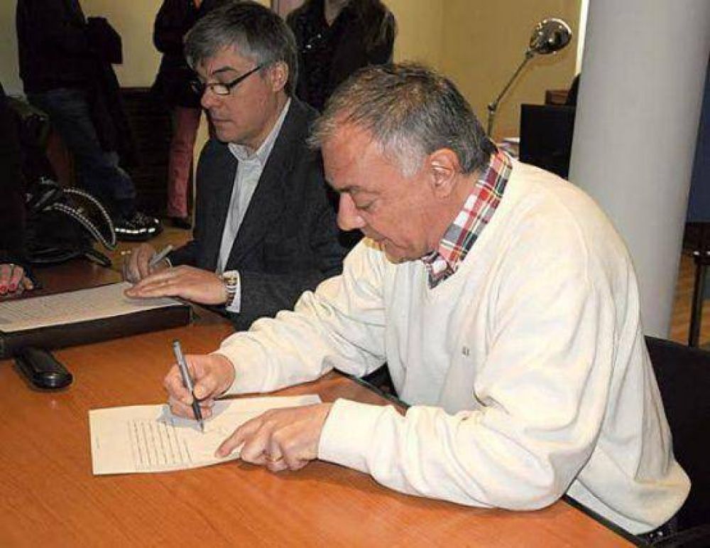 Firma de escrituras municipales a vecinos de la ciudad