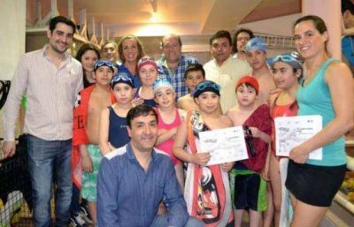 Grasso particip� del cierre del tercer contingente de la escuela Municipal de nataci�n