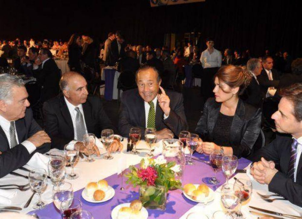 Adolfo prometi� m�s seguridad jur�dica para atraer inversores