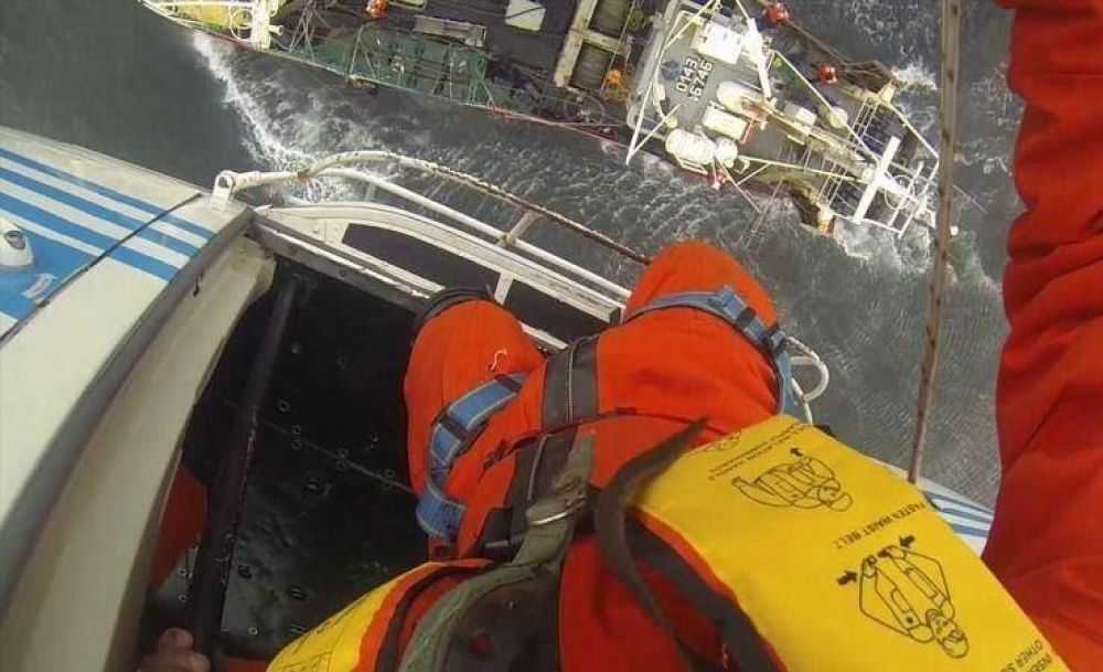 Rescatan a un marinero de un buque pesquero
