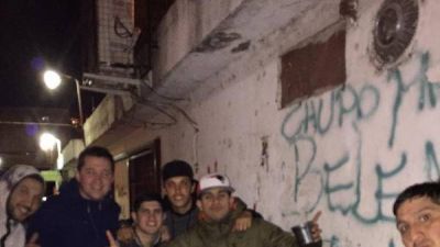 Tevez visit� su barrio de la infancia antes de jugar con Racing
