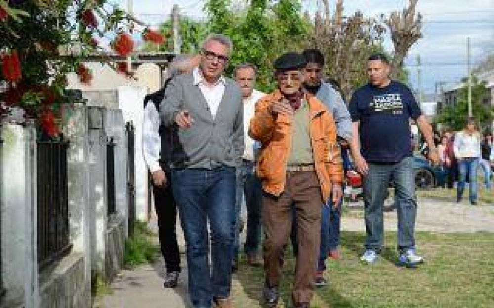 Elecciones 2015: Julio Zamora recorri las calles de Tigre