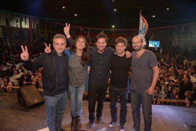 Seamos Libres colm� estadio para apoyar al FpV
