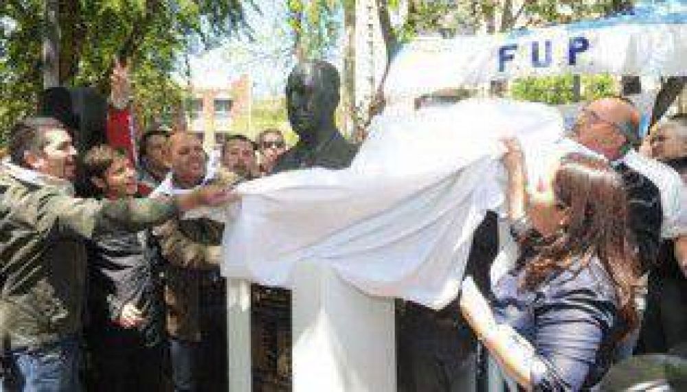 El PJ de la Ciudad inaugur� un busto a Per�n en Parque Centenario