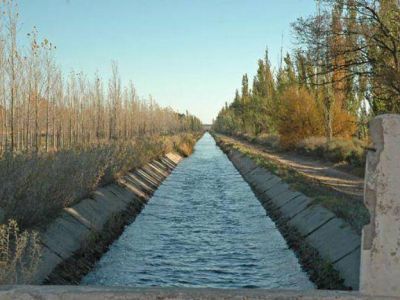 Hallaron el cuerpo de un hombre flotando en un canal de riego