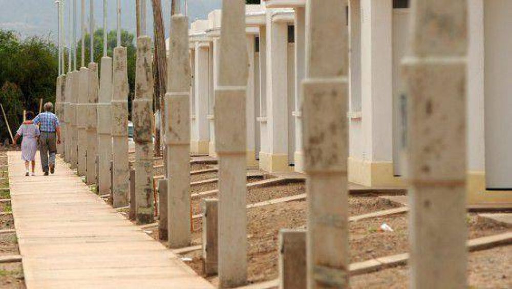 Mendoza perdi� 700 millones para hacer casas