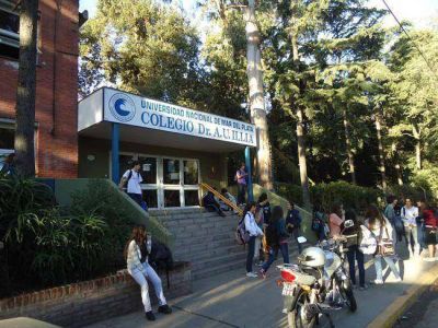 Paro de preceptores en el Colegio Illia: reclaman haberes atrasados