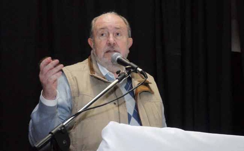 �No vamos a solucionar el problema llenando las municipalidades de empleados�, advirti� Verna