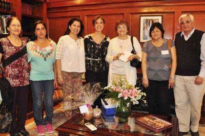 La gobernadora hizo entrega de un aporte a la instituci�n Acela