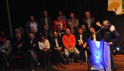 Dirigentes del PJ, con Gioja a la cabeza, apoyaron a Scioli