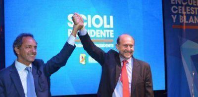 Omar Perotti junto a Daniel Scioli en Santa Fe