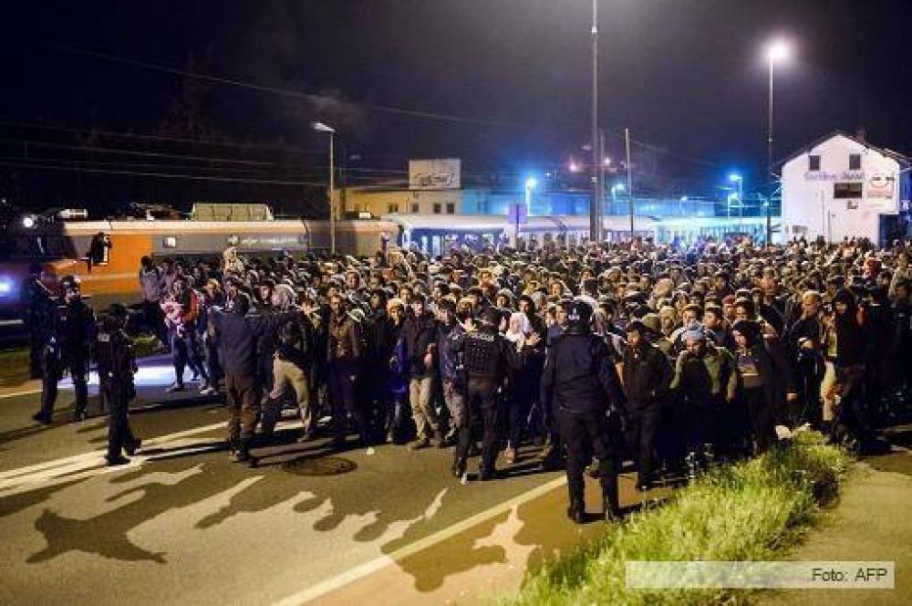 Miles de refugiados varados en los Balcanes esperan poder reanudar su marcha