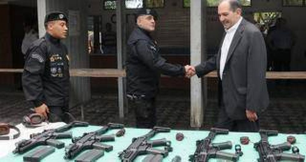 Incorporan m�s m�viles policiales para disminuir la inseguridad en la provincia