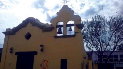 Hasta que se reconstruya la iglesia de El Galp�n se celebrar�n las misas en la calle