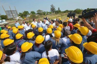 Fabi�n R�os supervis� el inicio de la autoconstrucci�n de viviendas a cargo de beneficiarias del programa Ellas Pueden