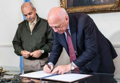Ej�rcito y Provincia formalizaron el traspaso definitivo de inmuebles