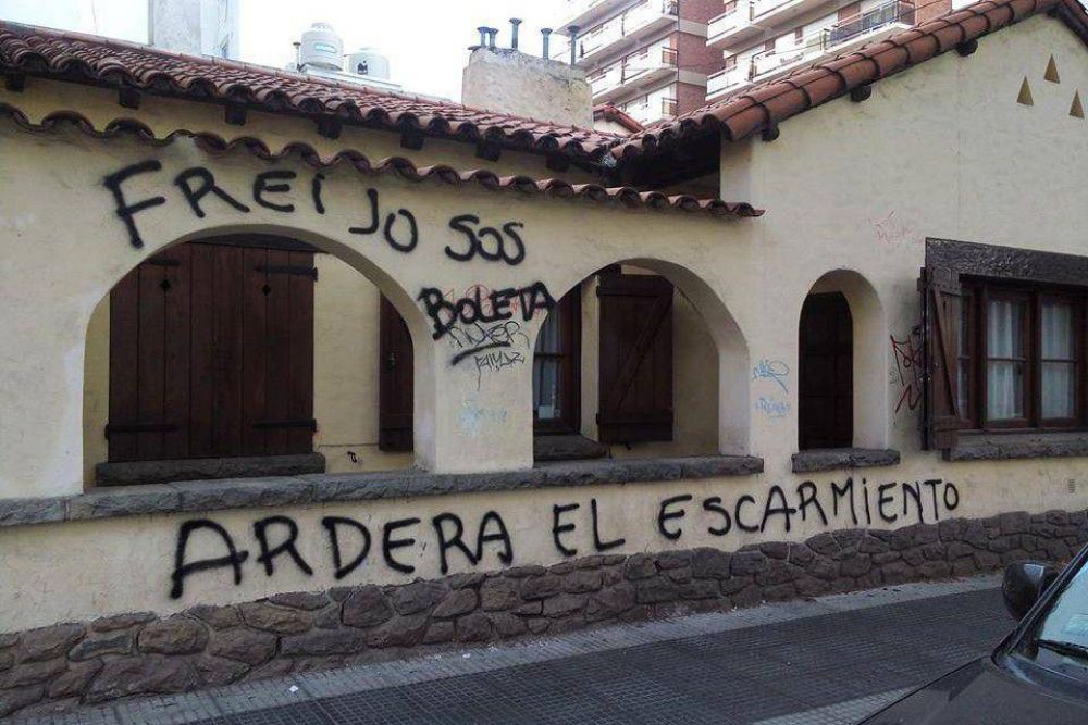 Un periodista sufri� pintadas amenazantes en su casa