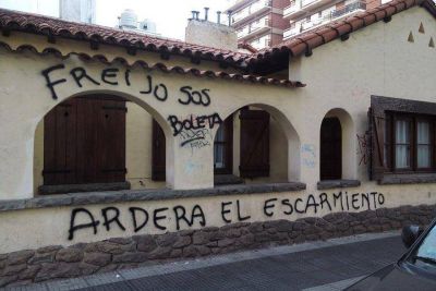 Un periodista sufri� pintadas amenazantes en su casa