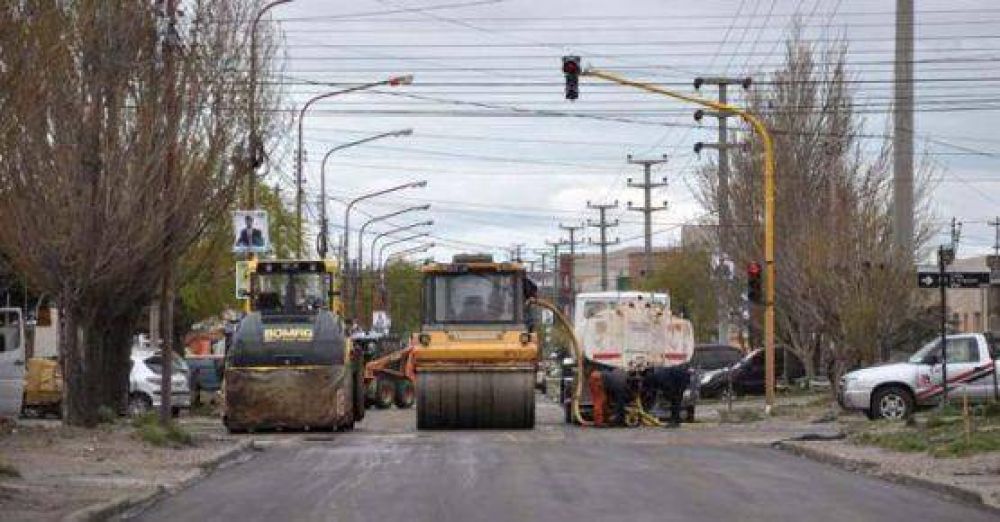 Realizan tareas de limpieza y colocaci�n de luminaria led arterias de la ciudad