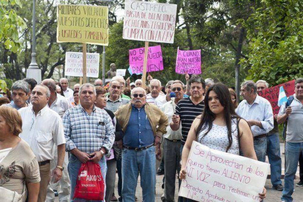 Cesanteados reclamaron por la fecha de pago