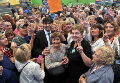 Diego Bossio y Karina Rabolini cerraron la campa�a con m�s de 1500 jubilados en Avellaneda