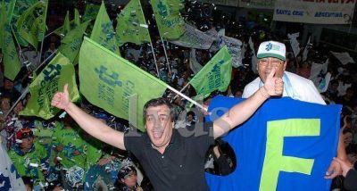 Facundo Prades cerr� su campa�a en un gimnasio repleto
