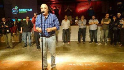 Giubetich cerr� su campa�a con el apoyo de cientos de vecinos