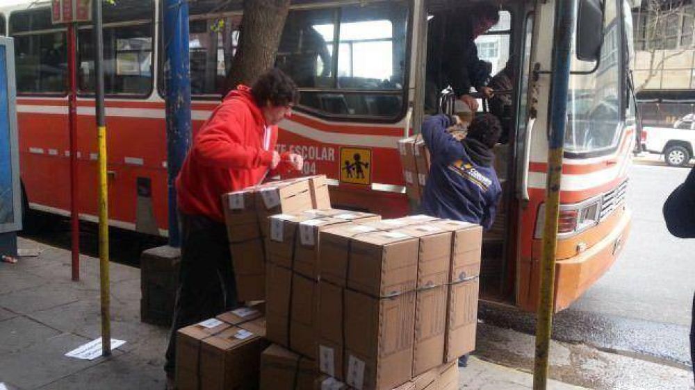 Cuenta regresiva: trasladan las urnas a las escuelas