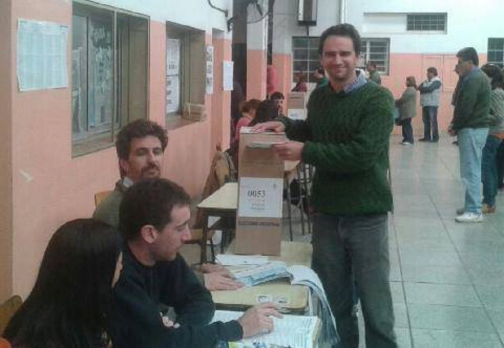 Andrs Duhour emiti su voto en la Escuela N 14