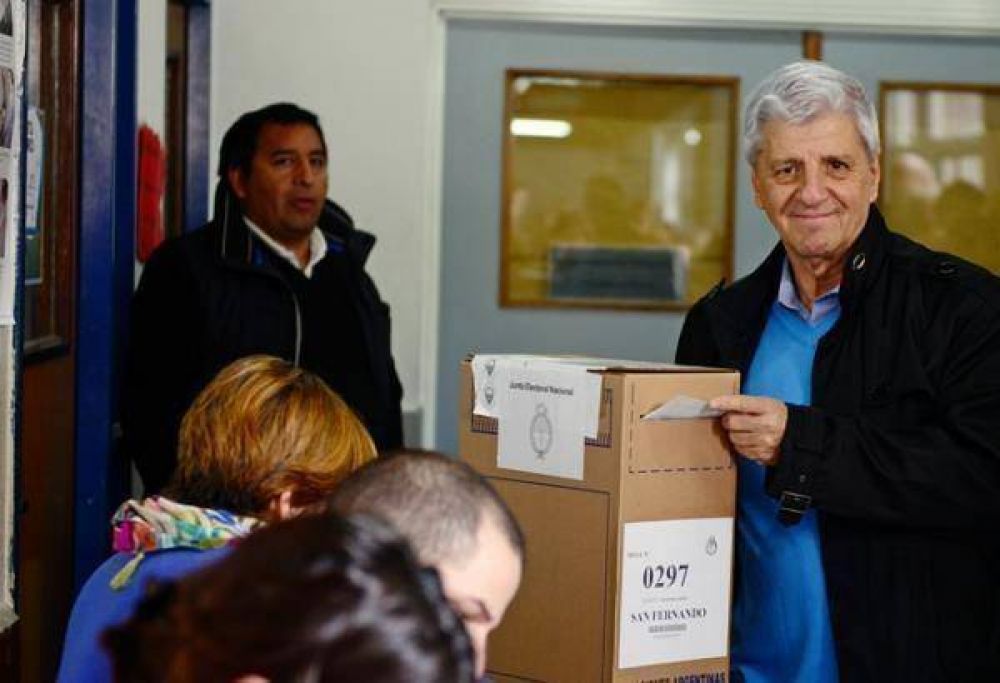 Luis Andreotti vot en el colegio Don Orione de Victoria