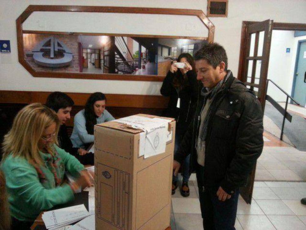Farias afirm� que �esperemos que la gente se exprese hoy con libertad�