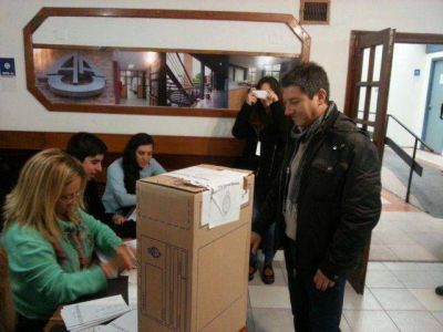 Farias afirm� que �esperemos que la gente se exprese hoy con libertad�