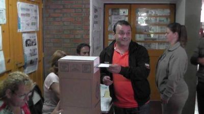 Oscar Herrera Ahuad emiti� su voto en San Pedro