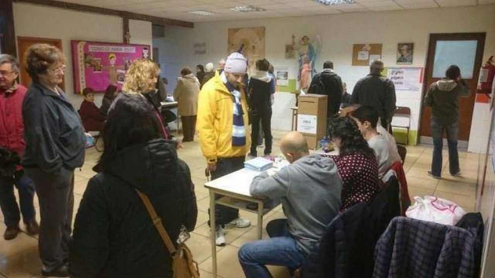 Cerr� la votaci�n y particip� m�s del 75% del padr�n