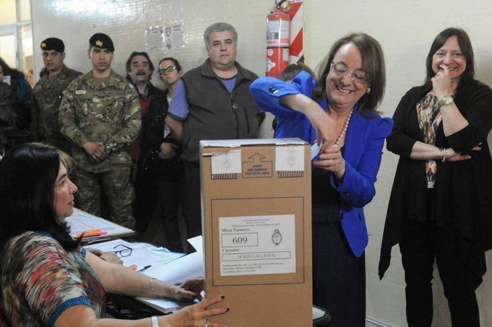 Alicia Kirchner se consagra gobernadora y Máximo se impone como diputado