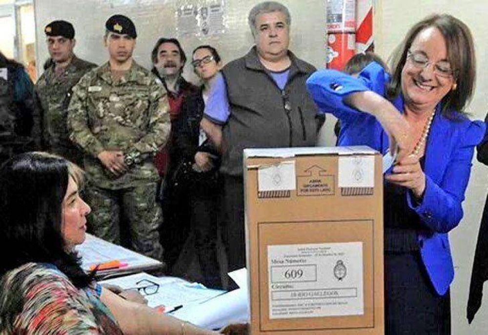 Alicia Kirchner vot en una urna con las fajas de seguridad rotas