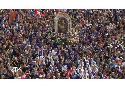 �Cu�ntos peruanos hay aqu� en la Plaza!, saludo del Papa a la Hermandad del Se�or de los Milagros de Roma