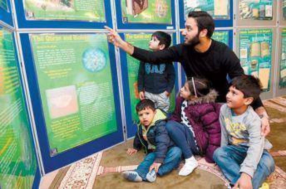 Exposición sobre el Islam atrae a cientos de visitantes en el Reino Unido