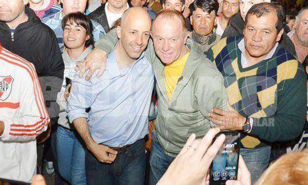 C�nticos y vuelta ol�mpica en la plaza